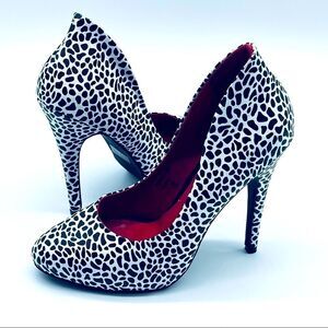 NWOB Wild Rose B&W Leopard Print Pumps